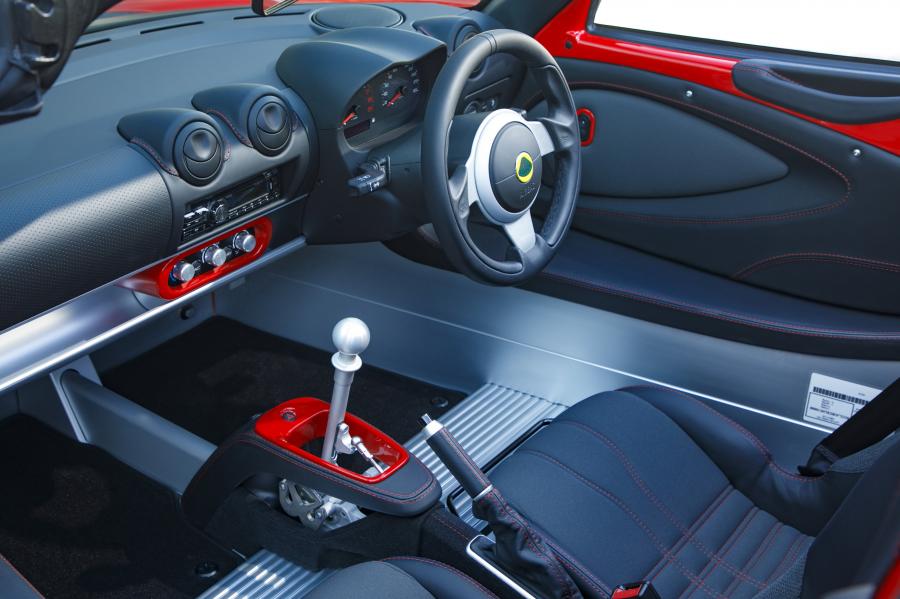 Интерьер Lotus Elise Sport 220 Special Colour Edition 2020 года  (JP) (фото 9 из 33)